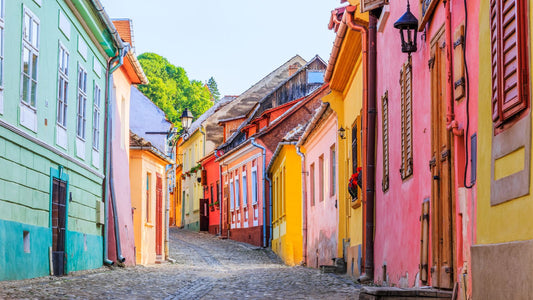 Stradă colorată dintr-un oraș istoric din România, imagine sugestivă pentru schimbările și oportunitățile din turismul românesc.
