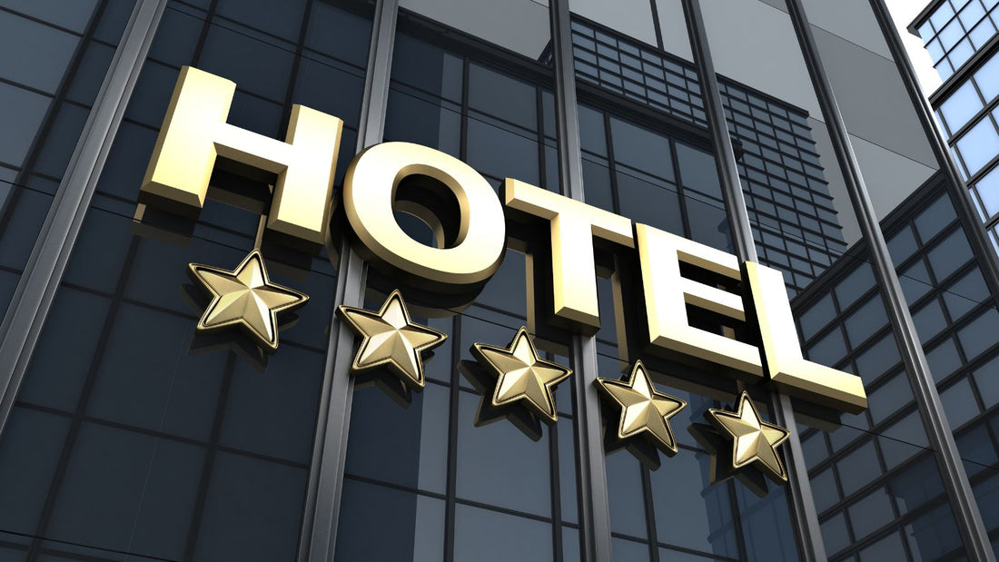 Simboluri de clasificare cu stele pe fațada unui hotel