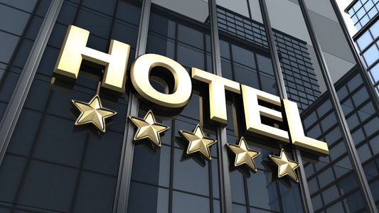 Simboluri de clasificare cu stele pe fațada unui hotel