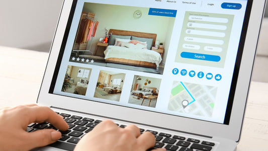 ecran de laptop cu imagine de rezervare hotel